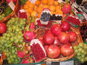 512px-Fruit_and_berries_in_a_grocery_store,_Paris